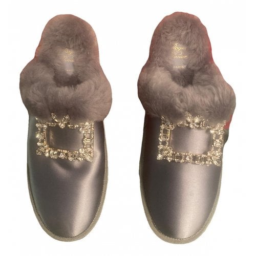Pre-owned Roger Vivier Cloth Mules & Clogs In Grey