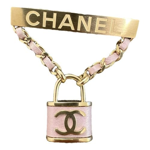 Pre-owned Chanel Pin & Brooche In Purple