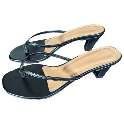 Pre-owned Flattered Leather Sandal In Black