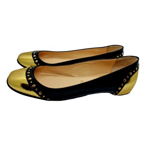 Pre-owned Christian Louboutin Leather Flats In Gold