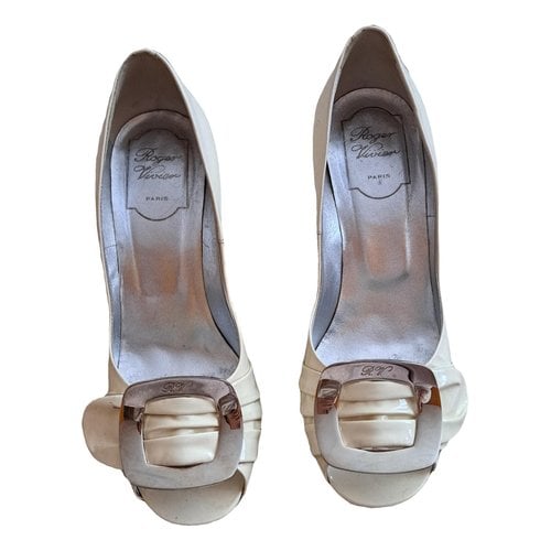 Pre-owned Roger Vivier Belle Vivier Trompette Patent Leather Heels In White