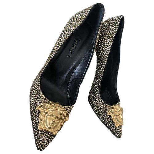 Pre-owned Versace Leather Flats In Gold