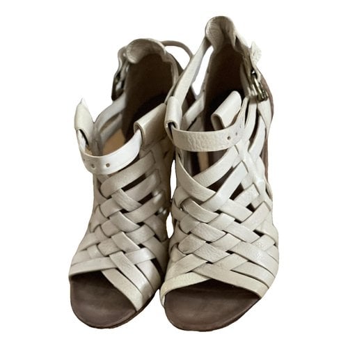 Pre-owned As98 Leather Sandals In White