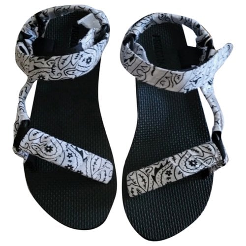 Pre-owned Arizona Love Sandals In White