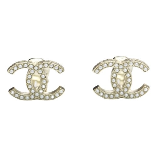 Pre-owned Chanel Cc Earrings In White