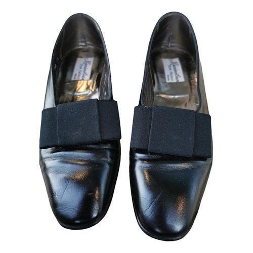 Pre-owned Maximilian Leather Flats In Black