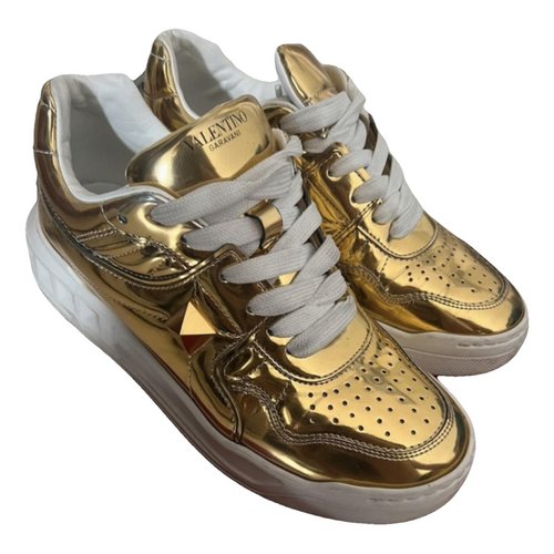 Pre-owned Valentino Garavani One Stud Leather Trainers In Gold
