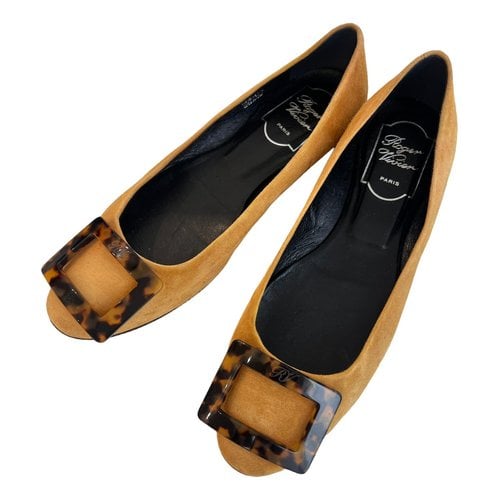 Pre-owned Roger Vivier Flats In Yellow