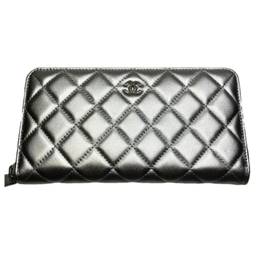 Pre-owned Chanel Timeless/classique Leather Wallet In Silver