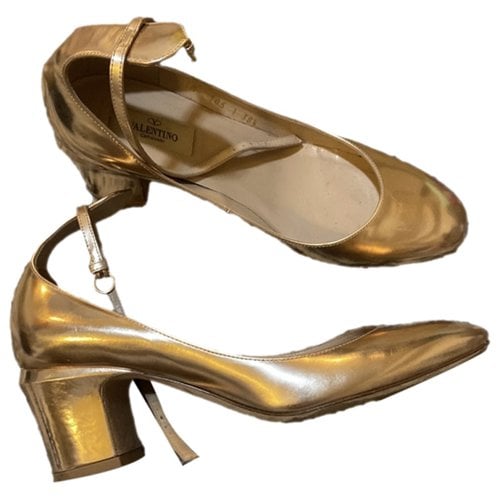 Pre-owned Valentino Garavani Tango Patent Leather Heels In Gold