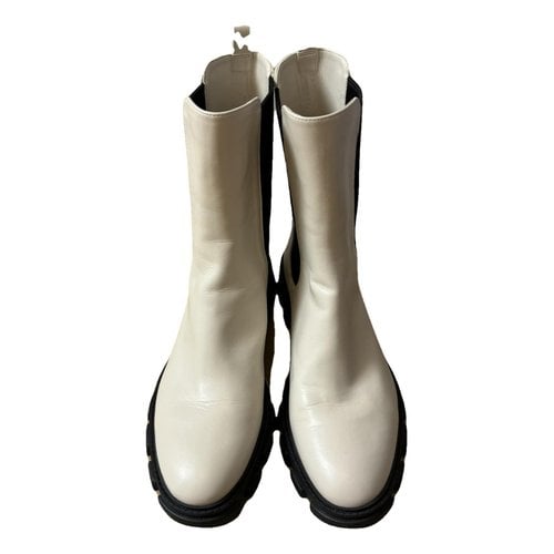 Pre-owned Michael Kors Leather Boots In Beige