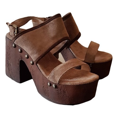 Pre-owned Divine Follie Leather Sandal In Brown