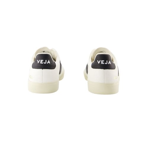 Pre-owned Veja Leather Trainers In White