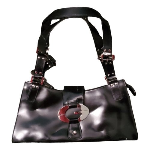 Pre-owned Guess Patent Leather Handbag In Black