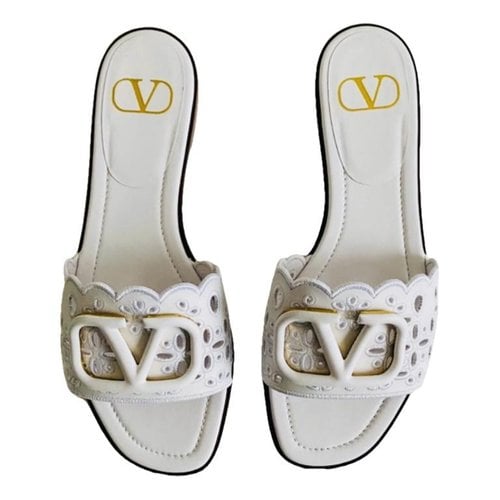 Pre-owned Valentino Garavani Vlogo Leather Mules In White