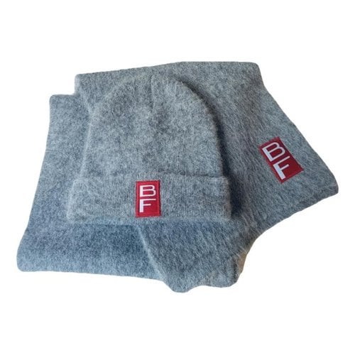 Pre-owned By Far Cashmere Beanie In Grey
