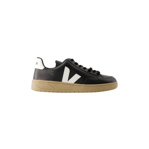 Pre-owned Veja Leather Trainers In Black