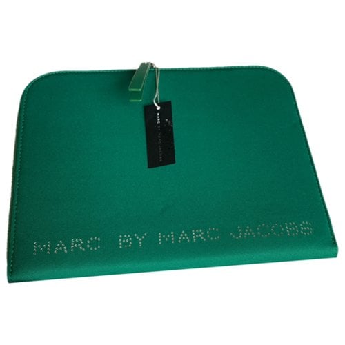Pre-owned Marc By Marc Jacobs Clutch In Green