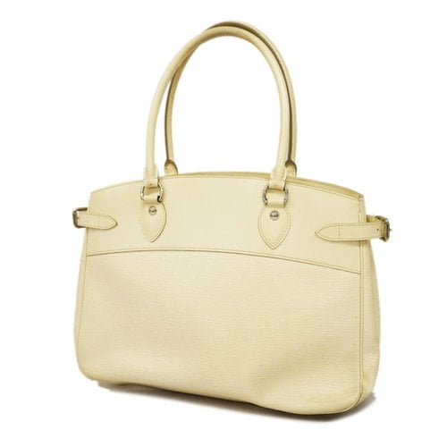 Pre-owned Louis Vuitton Passy Leather Handbag In White