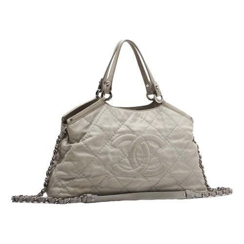 Pre-owned Chanel Leather Handbag In Grey