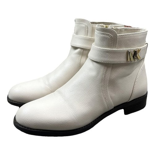 Pre-owned Michael Kors Leather Snow Boots In White