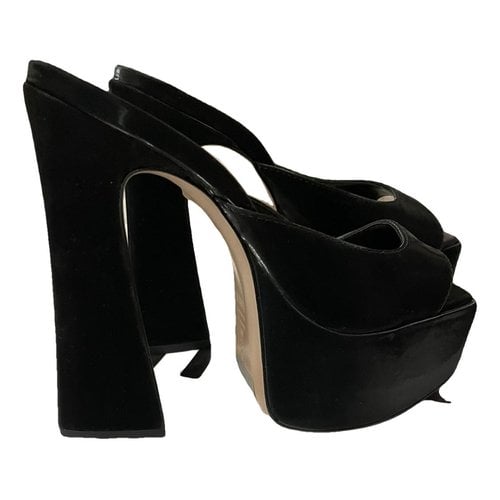 Pre-owned Schutz Patent Leather Heels In Black
