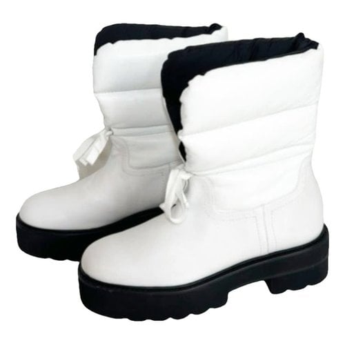 Pre-owned Stuart Weitzman Leather Snow Boots In White