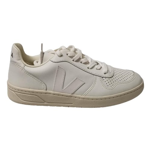 Pre-owned Veja Leather Trainers In White