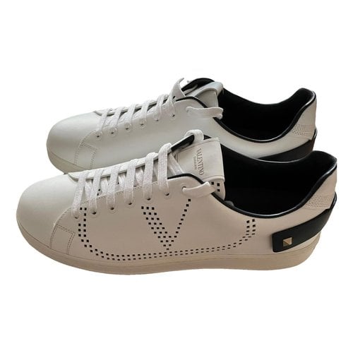 Pre-owned Valentino Garavani Backnet Leather Low Trainers In White