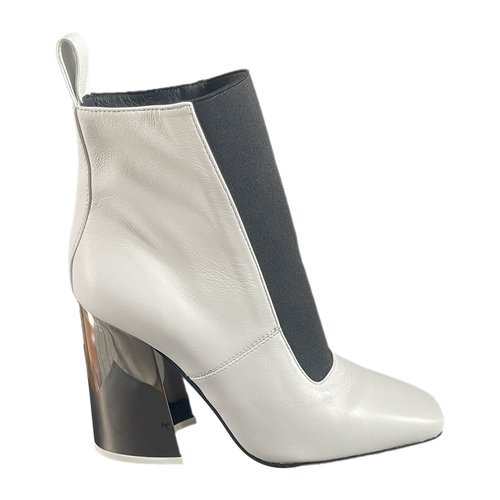 Pre-owned Krizia Leather Boots In White