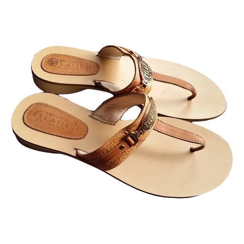 Pre-owned Alviero Martini Leather Flip Flops In Camel