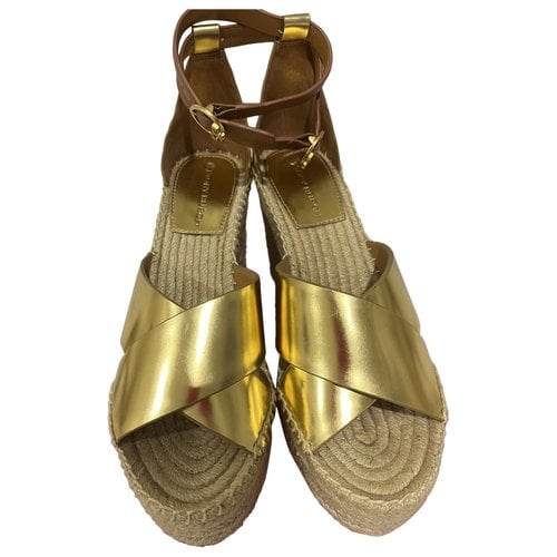Pre-owned Tory Burch Vegan Leather Heels In Gold