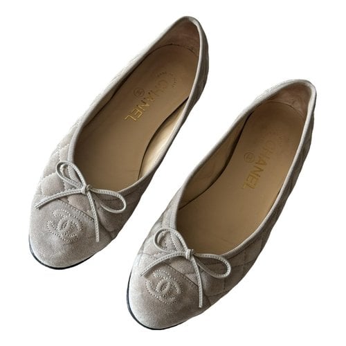 Pre-owned Chanel Cambon Ballet Flats In Beige