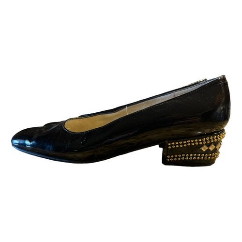 Pre-owned Stuart Weitzman Patent Leather Flats In Black