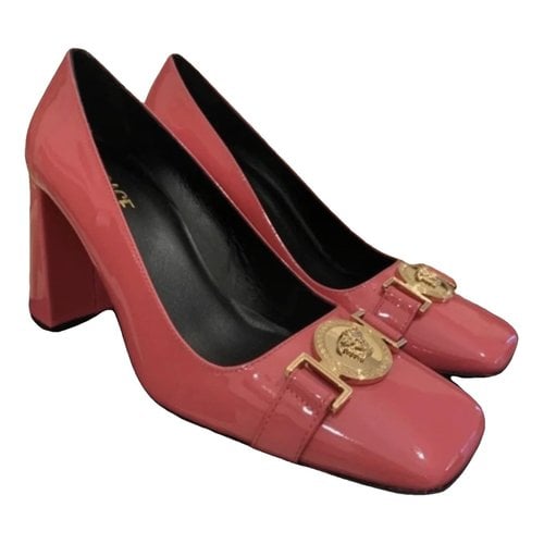 Pre-owned Versace Medusa Aevitas Patent Leather Heels In Pink