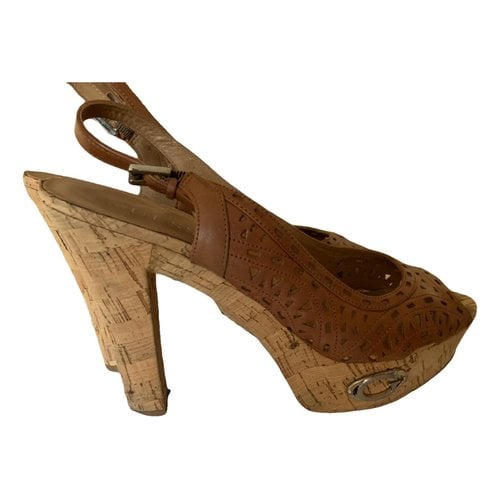 Pre-owned Guess Leather Sandals In Camel