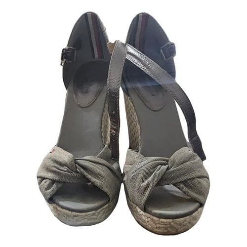 Pre-owned Tommy Hilfiger Sandals In Grey