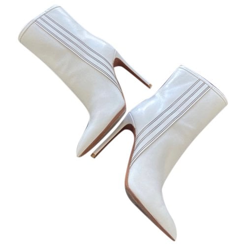 Pre-owned Alaïa Leather Ankle Boots In White