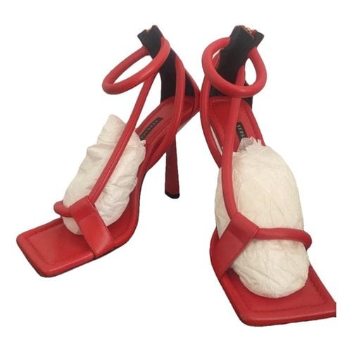 Pre-owned Versace Medusa Aevitas Leather Heels In Red
