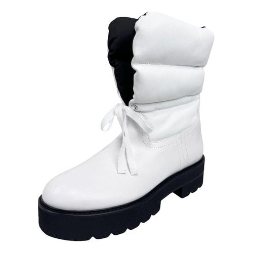 Pre-owned Stuart Weitzman Leather Snow Boots In White