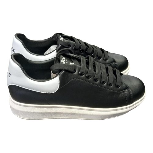Pre-owned Gaelle Paris Leather Low Trainers In Black