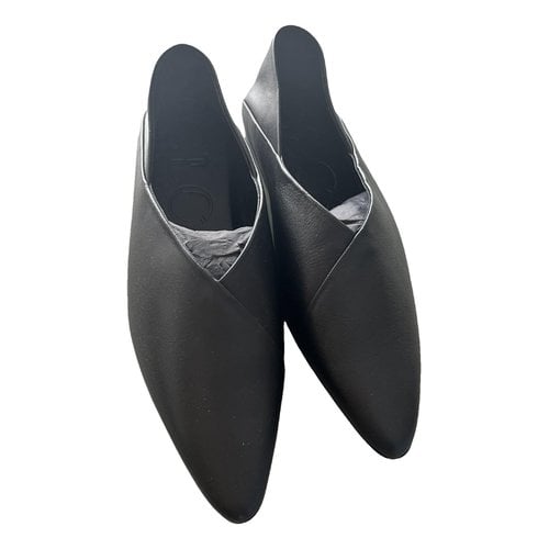Pre-owned Closed Leather Ballet Flats In Black