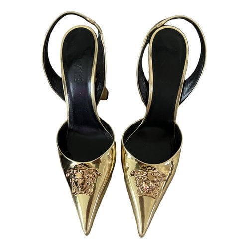 Pre-owned Versace Medusa Aevitas Leather Heels In Gold
