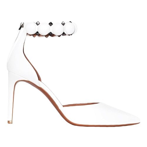 Pre-owned Alaïa Bombe Leather Sandals In White