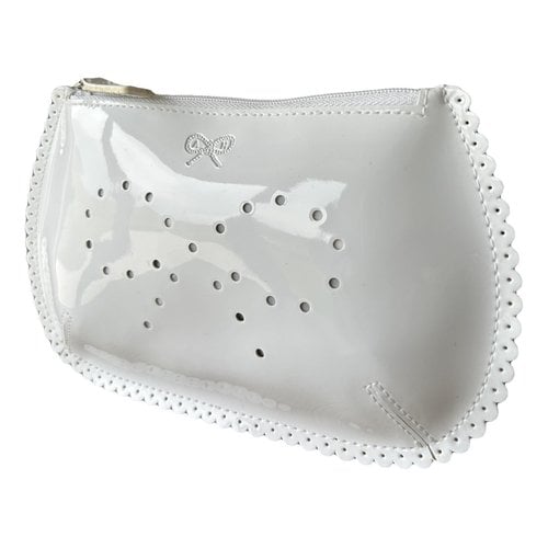 Pre-owned Anya Hindmarch Patent Leather Clutch In White