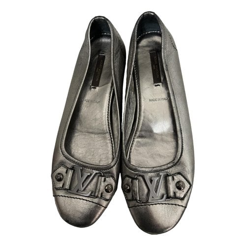Pre-owned Louis Vuitton Patent Leather Flats In Metallic