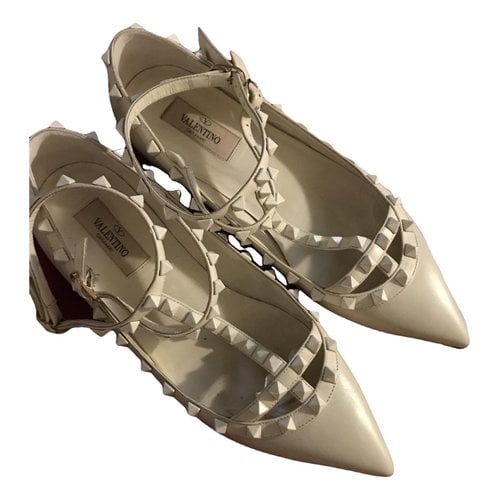 Pre-owned Valentino Garavani Rockstud Patent Leather Ballet Flats In Ecru
