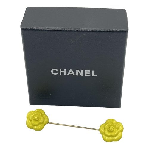 Pre-owned Chanel Camã©lia Pin & Brooche In Yellow