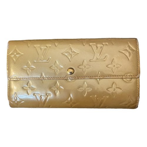 Pre-owned Louis Vuitton Sarah Patent Leather Wallet In Beige