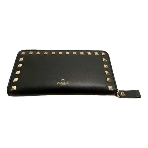 Pre-owned Valentino Garavani Rockstud Leather Wallet In Black